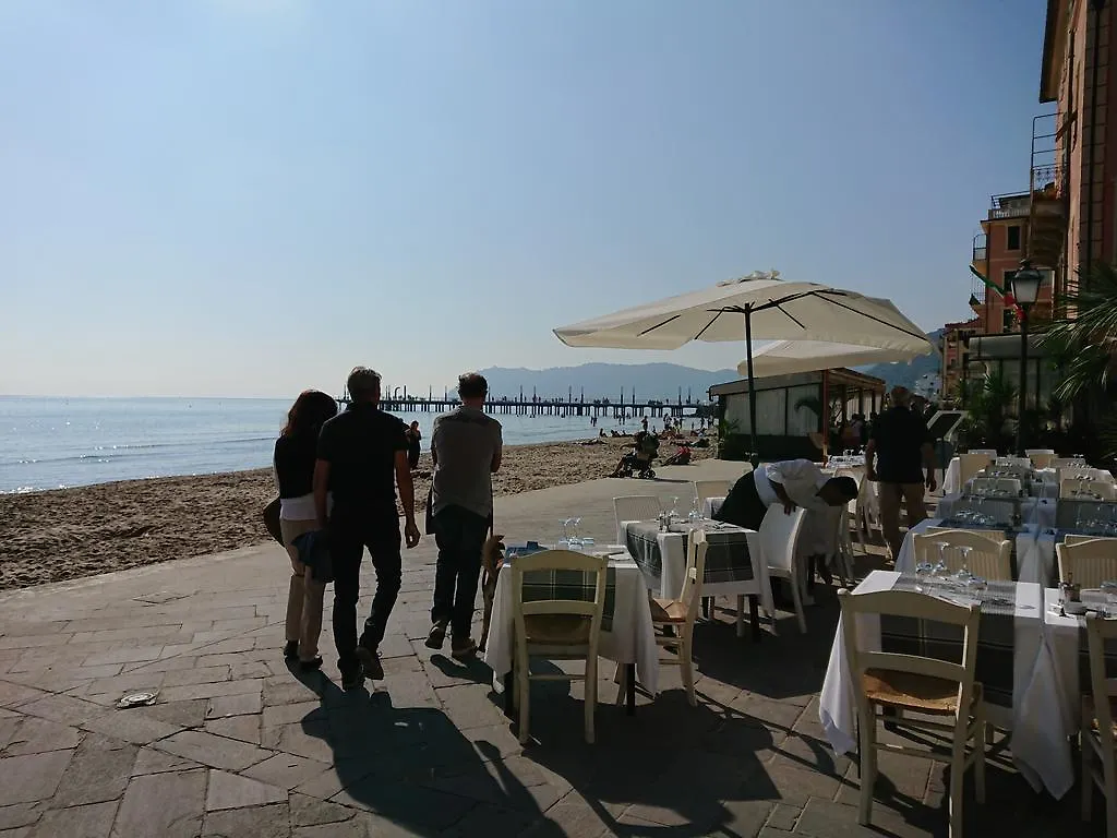 Ensemble Rooms Di Vayadu Alassio